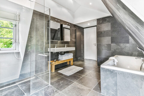 Badezimmer-Gestaltung-Fliesenleger-Handwerksarbeiten-Moebelmontage-Passau-Rottal-Inn-Innviertel